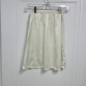 Warner’s 19” VTG Silky Smooth Candlelight Half Slip with Lace Hem Size Medium